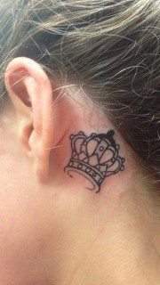 女孩子耳朵后面小小的皇冠纹身