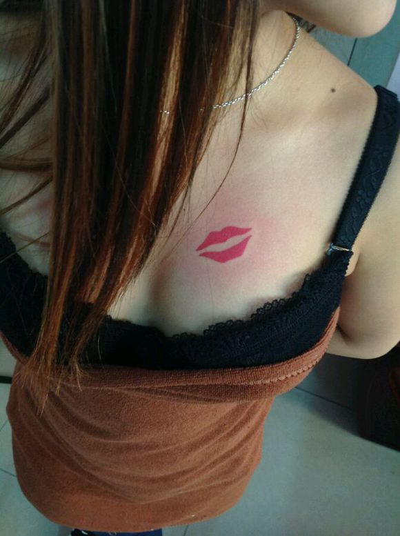 点击大图看下一张：美女胸部性感的红唇刺青图片