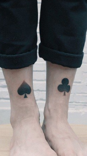 脚腕上的扑克牌纹身图案