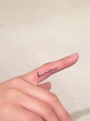 小小的手指纹身