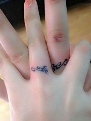 相约一辈子的手指情侣戒指纹身