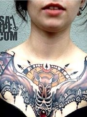 女生胸前复古漂亮的纹身图案