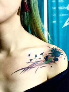 女生肩膀下的个性水墨纹身图案
