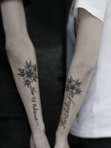 花朵与英文一起的手臂情侣纹身刺青