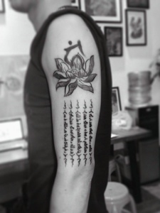 莲花与梵文一起的大臂纹身刺青