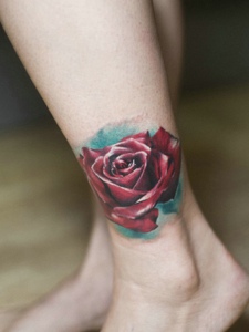 落在腿部的一朵红玫瑰纹身图片