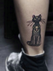 腿部一只小夜猫纹身图片