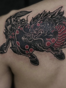 后背经典传统小麒麟纹身刺青