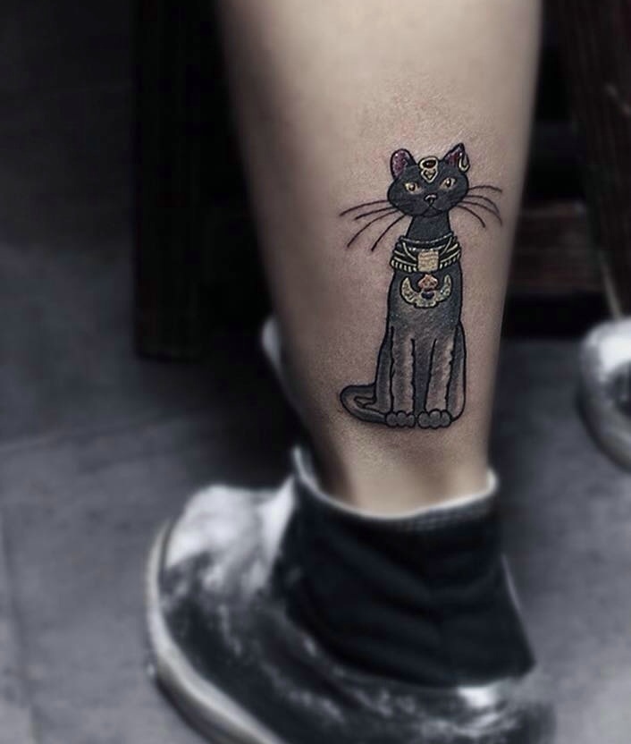 点击大图看下一张：腿部一只小夜猫纹身图片