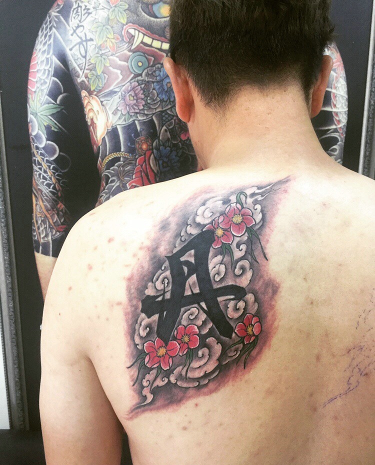 点击大图看下一张：男士后背个性简单汉字纹身刺青