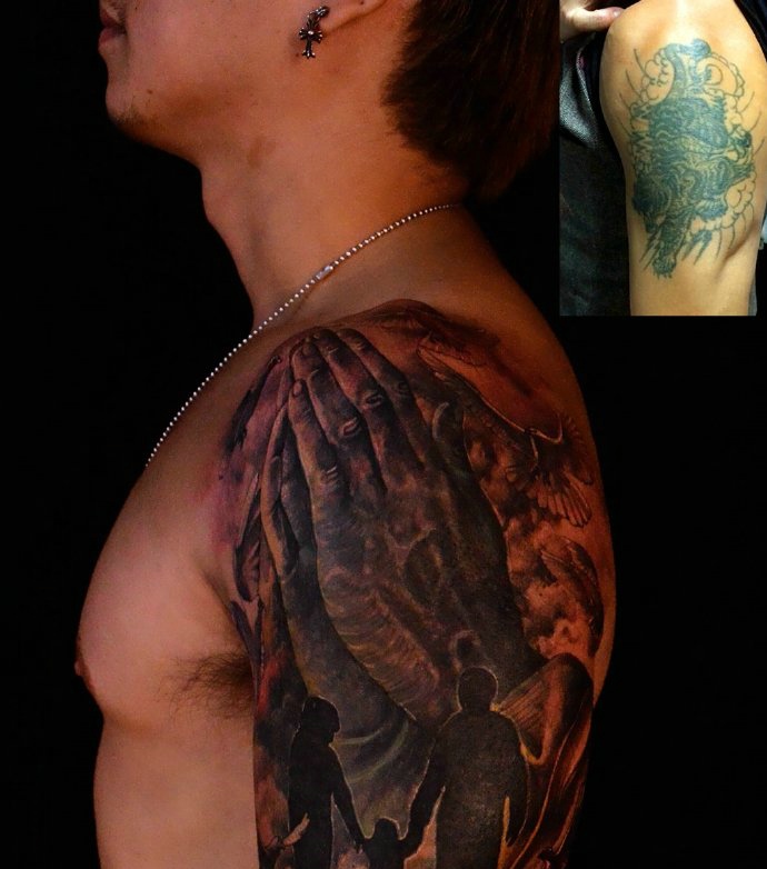 点击大图看下一张：男士大臂个性抢眼的手掌纹身图案