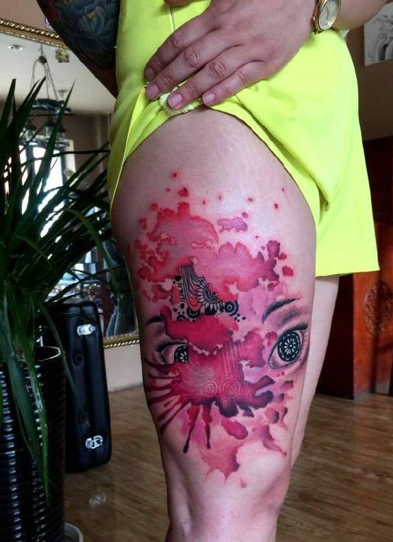点击大图看下一张：适合女生的腿部彩色图腾纹身刺青