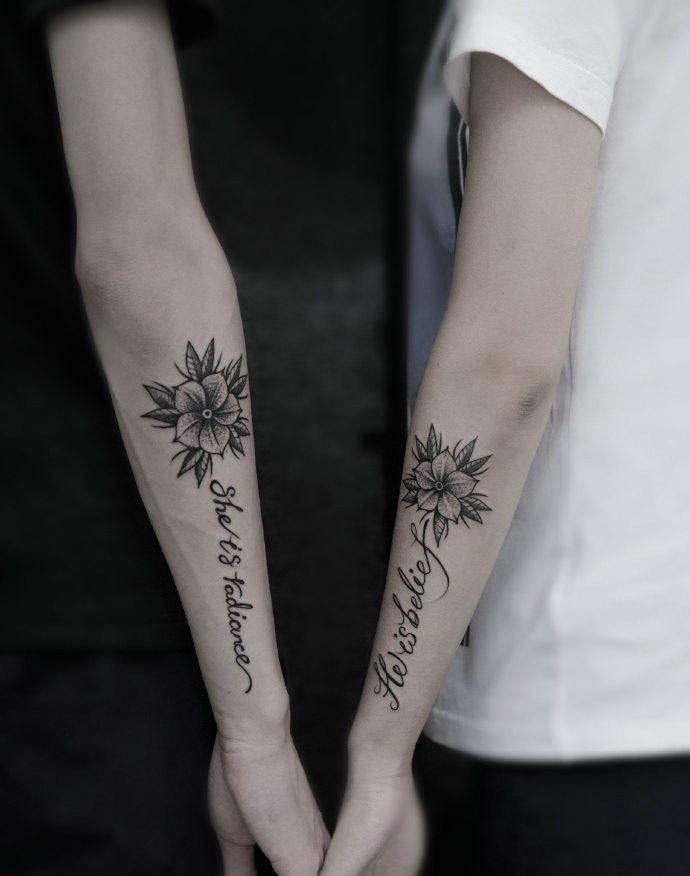 点击大图看下一张：花朵与英文一起的手臂情侣纹身刺青