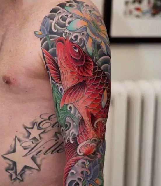 点击大图看下一张：花臂红鲤鱼纹身刺青时尚抢眼