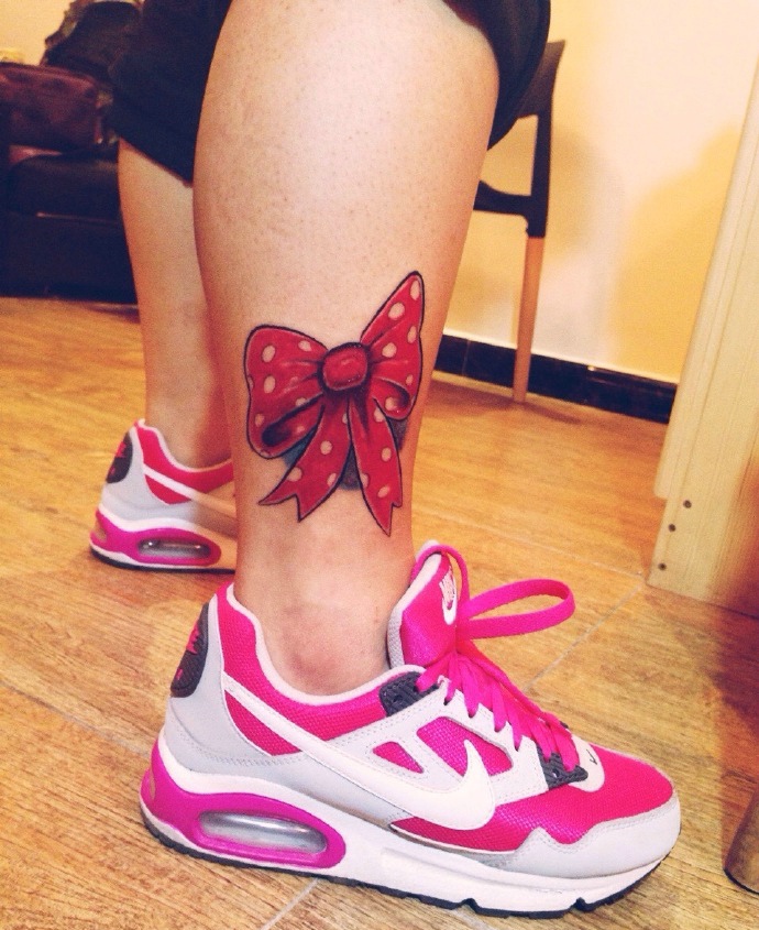 点击大图看下一张:小腿部3d大蝴蝶结纹身刺青