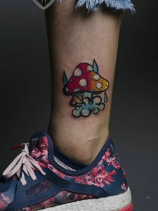 腿部一朵小蘑菇纹身图片非常可爱