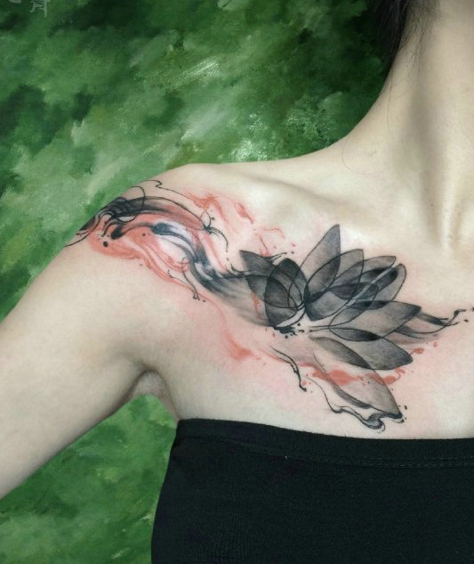 锁骨和肩膀为一体的莲花纹身刺青