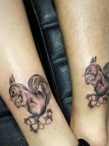 脚腕上的情侣小松鼠纹身刺青