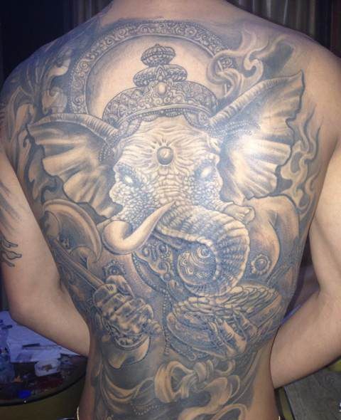 点击大图看下一张：传统经典的象神满背纹身