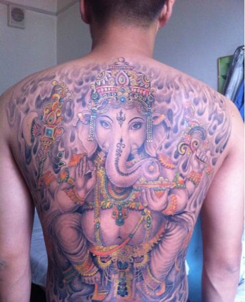 点击大图看下一张：传统经典的象神满背纹身