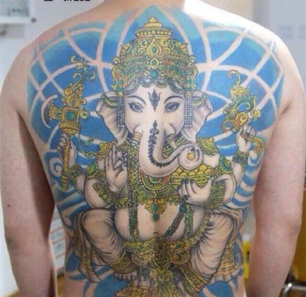 点击大图看下一张:传统经典的象神满背纹身