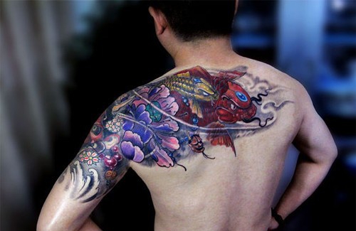 点击大图看下一张：传统纹身之莲花鲤鱼纹身