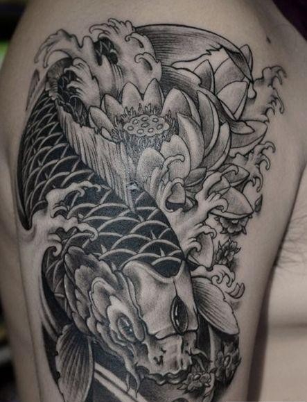 点击大图看下一张：传统纹身之莲花鲤鱼纹身