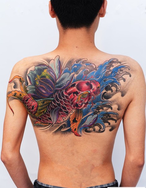 点击大图看下一张:传统纹身之莲花鲤鱼纹身