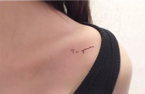 点击大图看下一张:极致的性感女生锁骨处的纹身图案