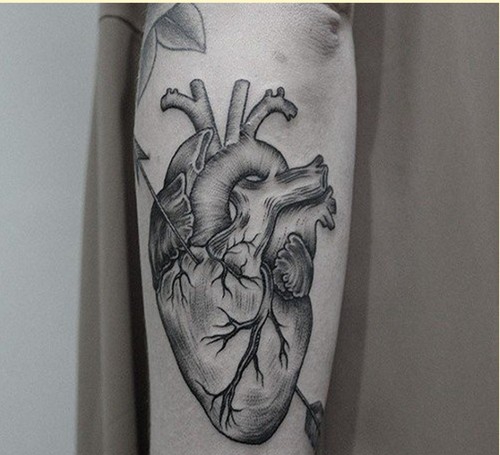 点击大图看下一张：简单漂亮的心脏纹身大全