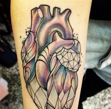 点击大图看下一张:简单漂亮的心脏纹身大全