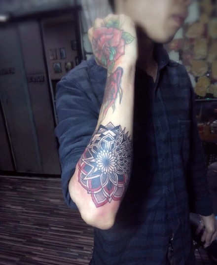 点击大图看下一张：精致漂亮的手臂梵花纹身图案