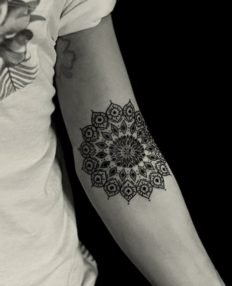 点击大图看下一张：精致漂亮的手臂梵花纹身图案