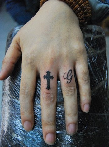 点击大图看下一张：手指上的小小十字架纹身