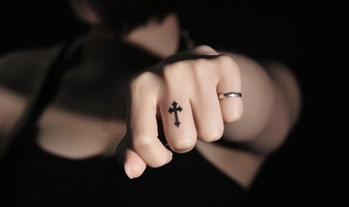 点击大图看下一张：手指上的小小十字架纹身