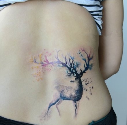 点击大图看下一张：唯美的麋鹿泼墨水彩纹身图案