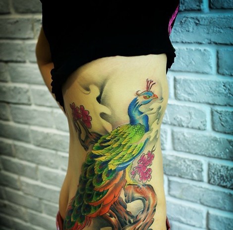 点击大图看下一张：腰间美丽的孔雀纹身