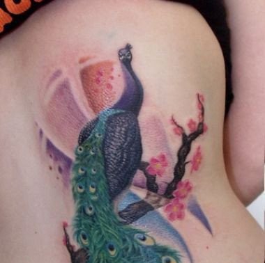 点击大图看下一张：腰间美丽的孔雀纹身