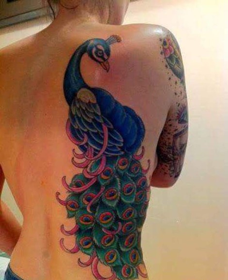 点击大图看下一张：腰间美丽的孔雀纹身