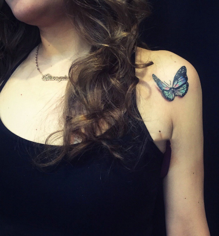 点击大图看下一张：落在女生肩膀上的3d蝴蝶纹身刺青