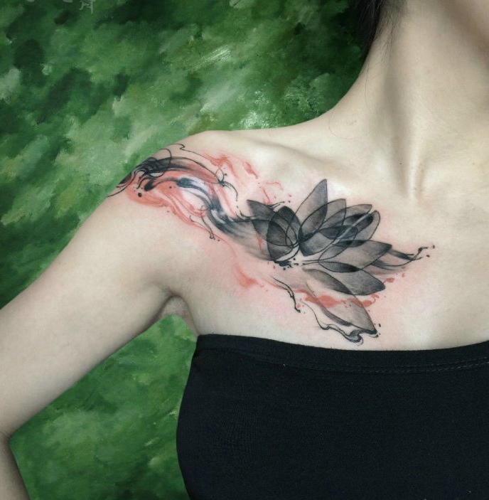 点击大图看下一张：锁骨和肩膀为一体的莲花纹身刺青