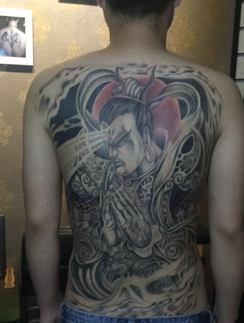 点击大图看下一张：遮盖整个背部的经典二郎神纹身图案