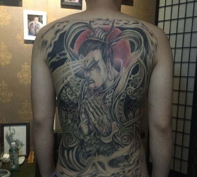 点击大图看下一张：遮盖整个背部的经典二郎神纹身图案
