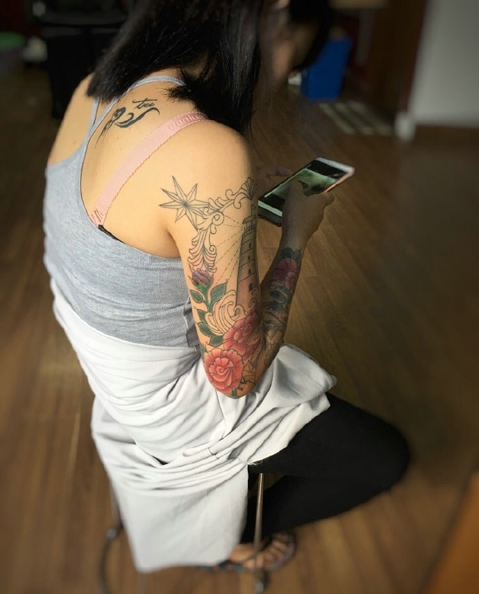 点击大图看下一张：个性女生时尚好看的花臂纹身刺青