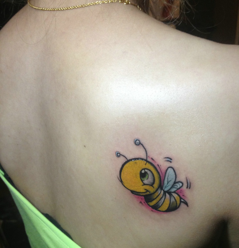 点击大图看下一张：生后背一只可爱小蜜蜂纹身图片