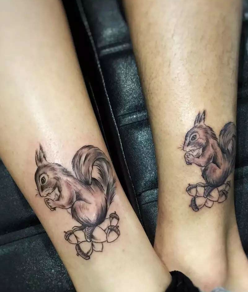 点击大图看下一张：脚腕上的情侣小松鼠纹身刺青