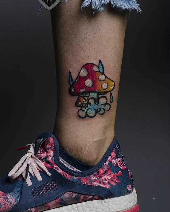 点击大图看下一张：腿部一朵小蘑菇纹身图片非常可爱