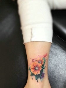 落在裸脚上的美丽花朵纹身刺青