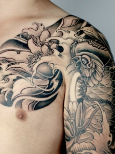 鲤鱼与莲花的半甲黑白纹身刺青