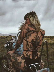 野外的欧美女性满背个性纹身刺青